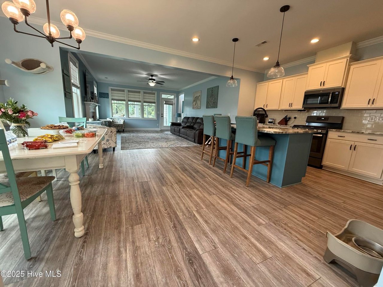 opposite few from kitchen and dining into the living room