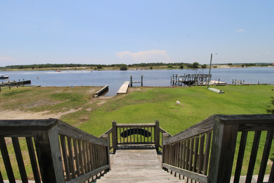 private boat ramp, dock and boat lift directly on the intracoastal waterway!