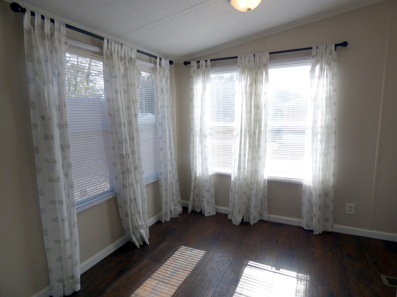 breakfast nook open to kitchen approx measurements 9'6 x 8'6