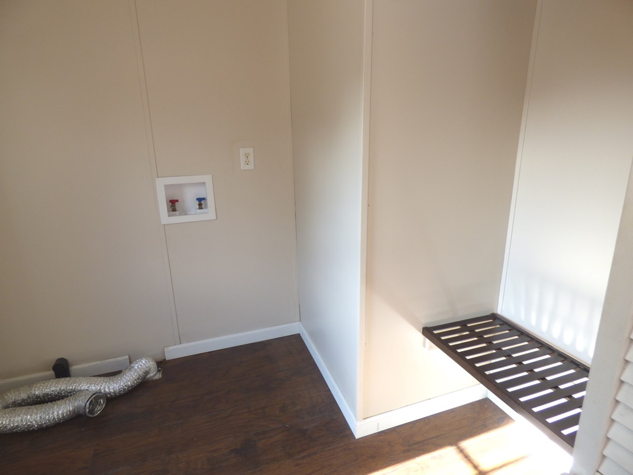 laundry area with washer dryer hookups